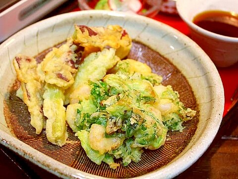 むき海老とセロリ葉の天ぷら